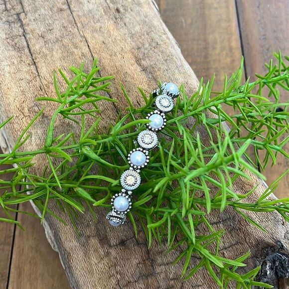 Faux pearl and silver pull on bracelet. NWOT - Picture 1 of 3